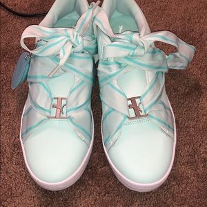 Turquoise puma shoes, Size 7w